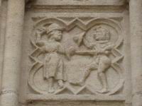 Lyon, Cathedrale St-Jean apres renovation, Portail, Plaque gravee, Combat entre 2 hommes (1)